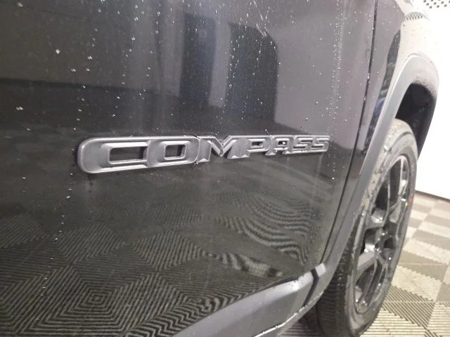 New 2026 Diamond Black Crystal Pearl-Coat Exterior Paint Jeep Latitude image 12