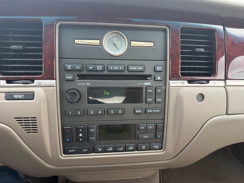 Used 2005 Beige Lincoln Signature image 12