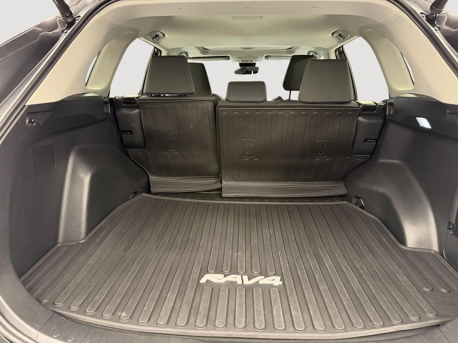 Used 2022 Magnetic Gray Metallic Toyota XLE image 23