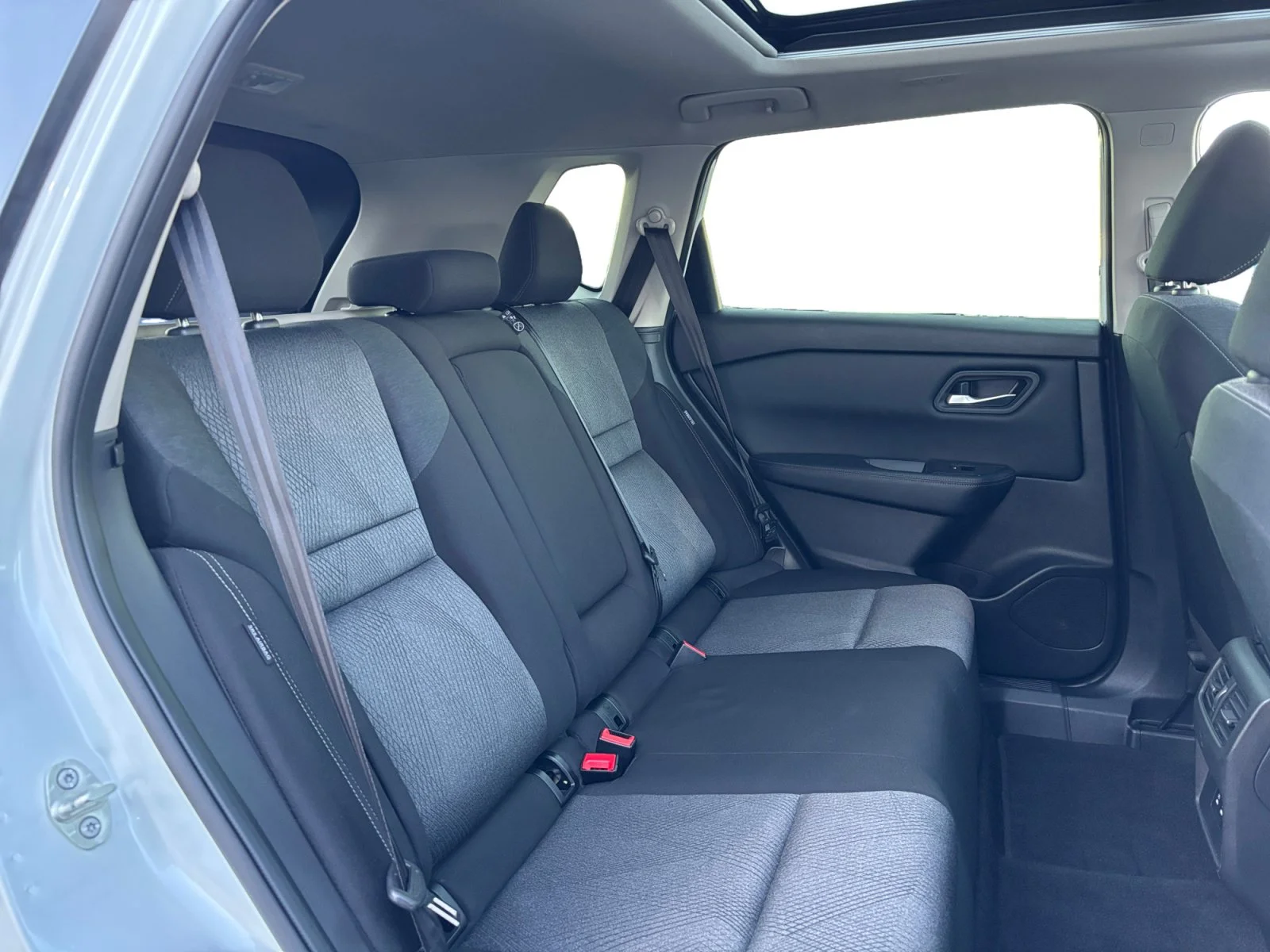 Used 2025 White Nissan SV Moonroof image 18