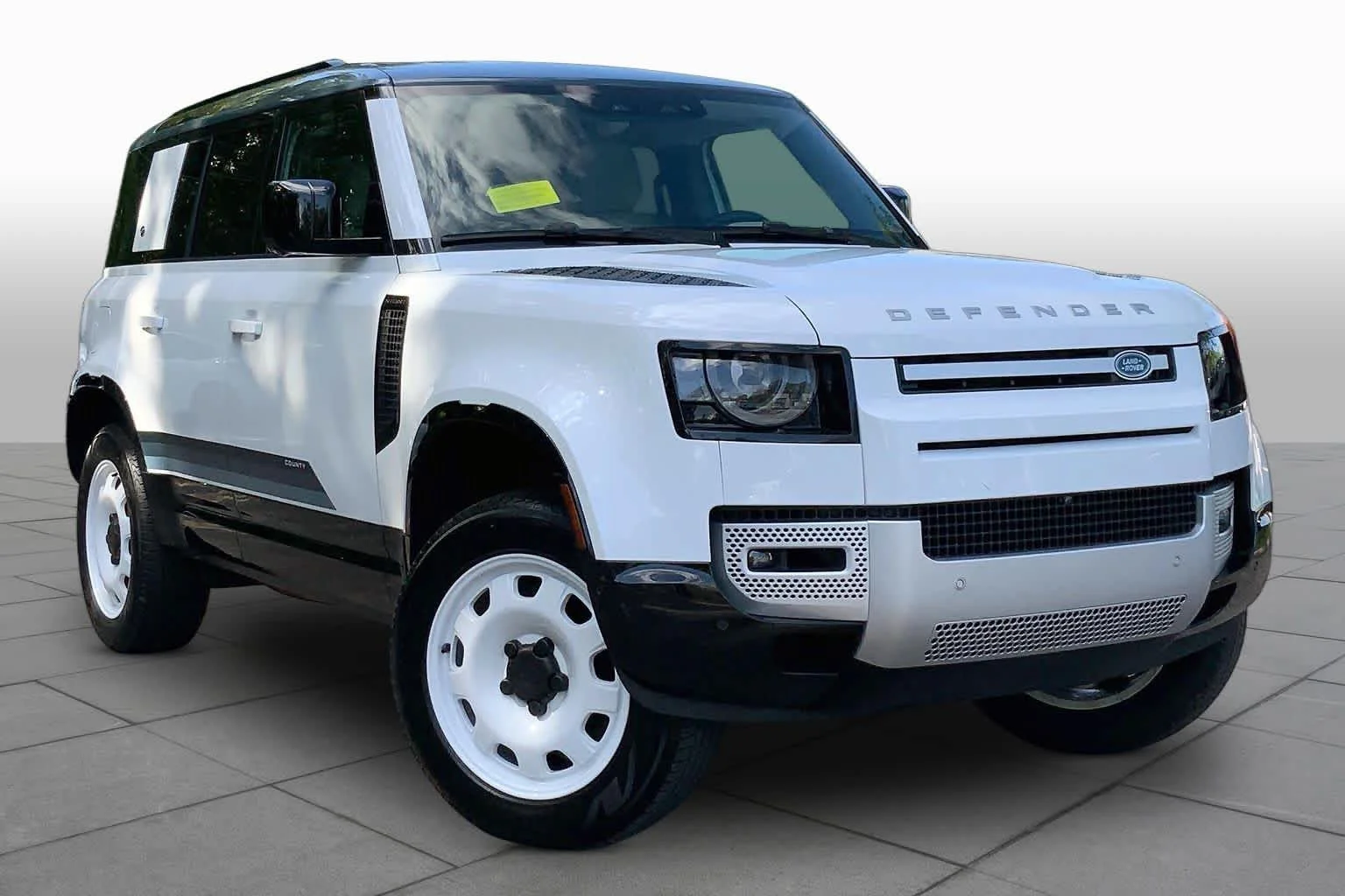 Used 2024 Fuji White Land Rover S image 3