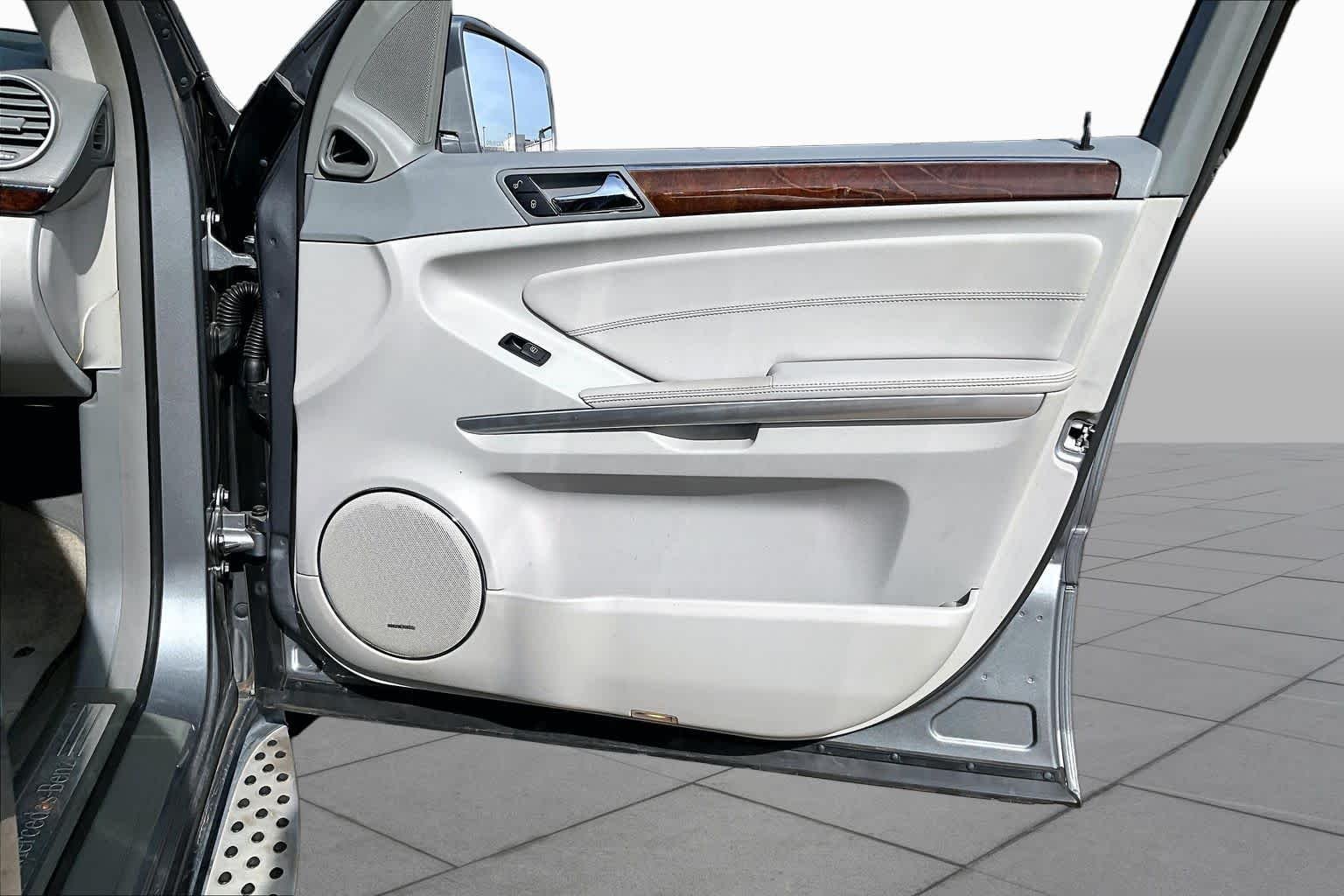 Used 2011 Iridium Silver Metallic Mercedes-Benz GL 450 image 25