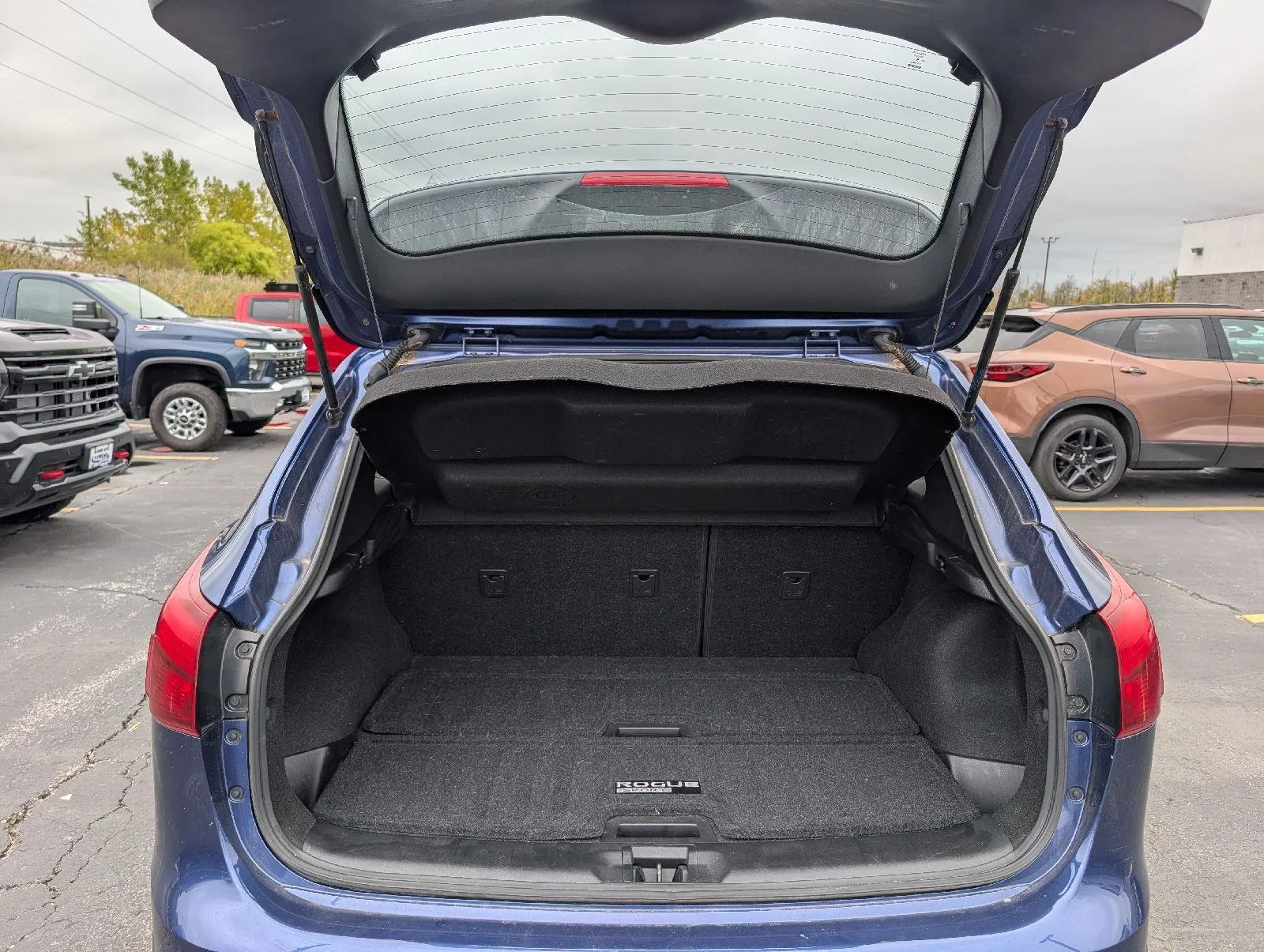 Used 2019 Caspian Blue Metallic Nissan S image 7