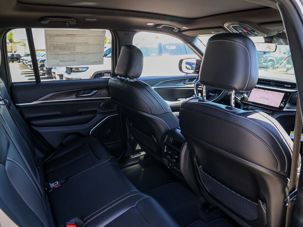 New 2026 Baltic Gray Metallic Clear-Coat Exterior Paint Jeep Limited image 16