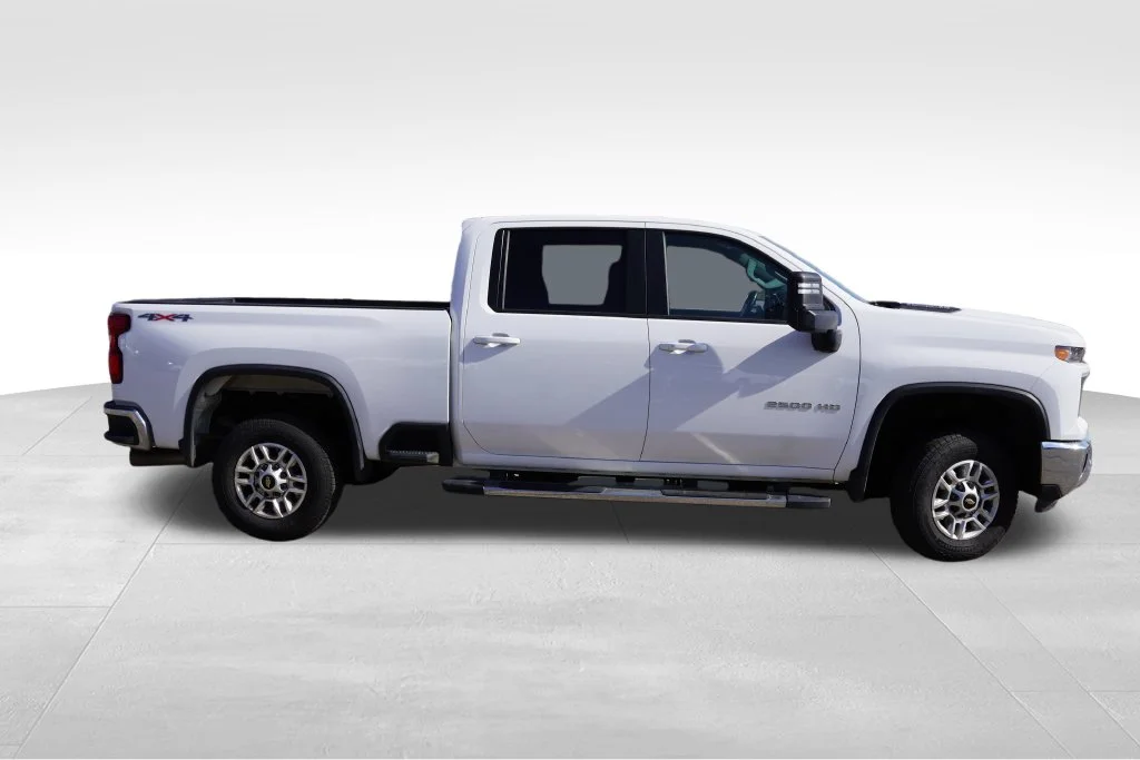 Used 2025 Summit White Chevrolet LT image 2