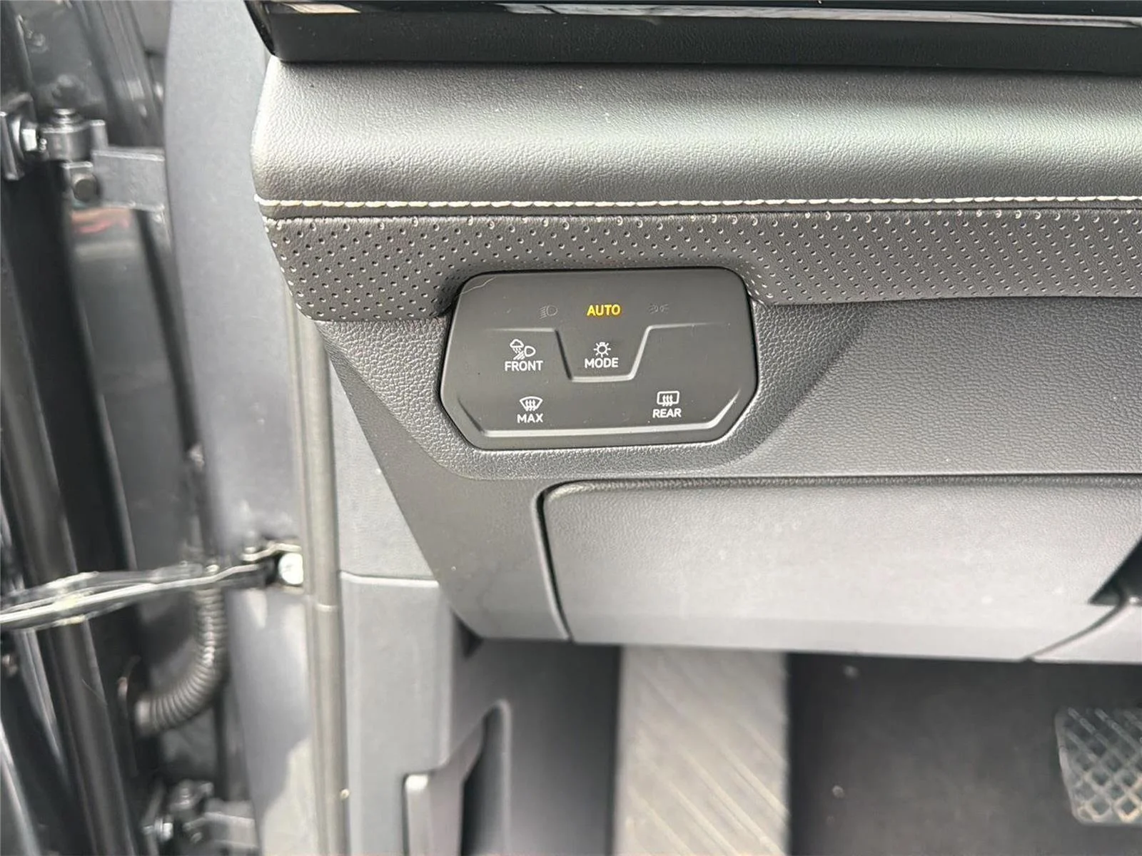 2025 Volkswagen Atlas SE w/Tech - Photo 13