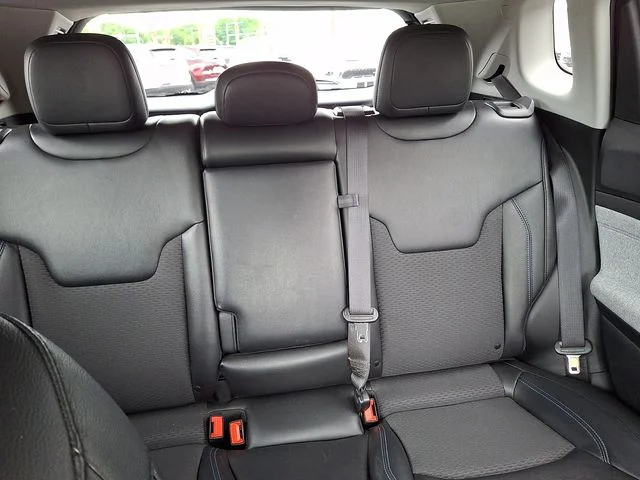 Used 2022 Red Jeep Latitude image 20