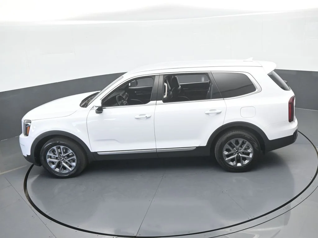 Used 2025 Glacial White Pearl Kia LX image 50