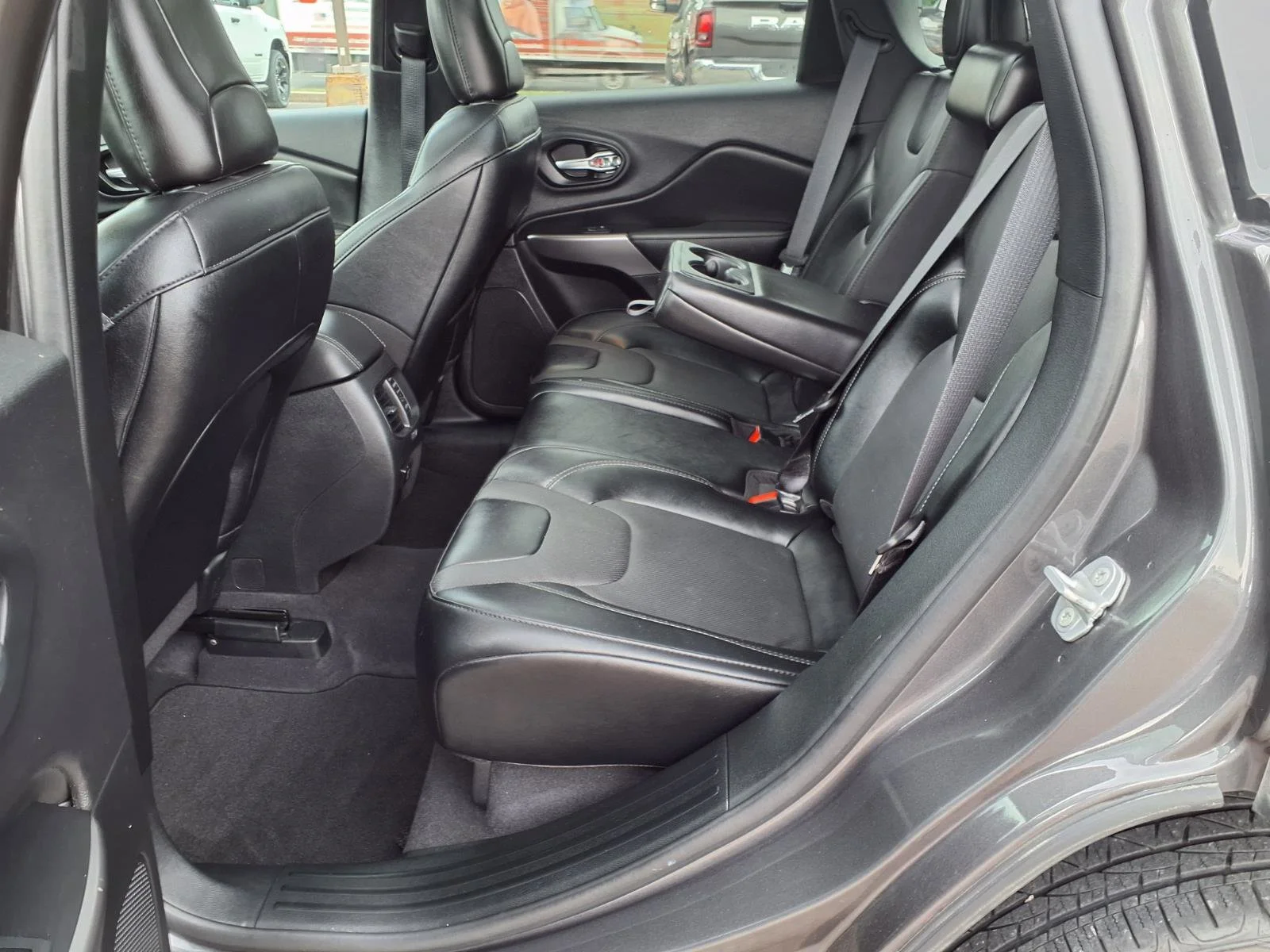 Used 2022 Granite Crystal Metallic Clearcoat Jeep Latitude Lux image 19