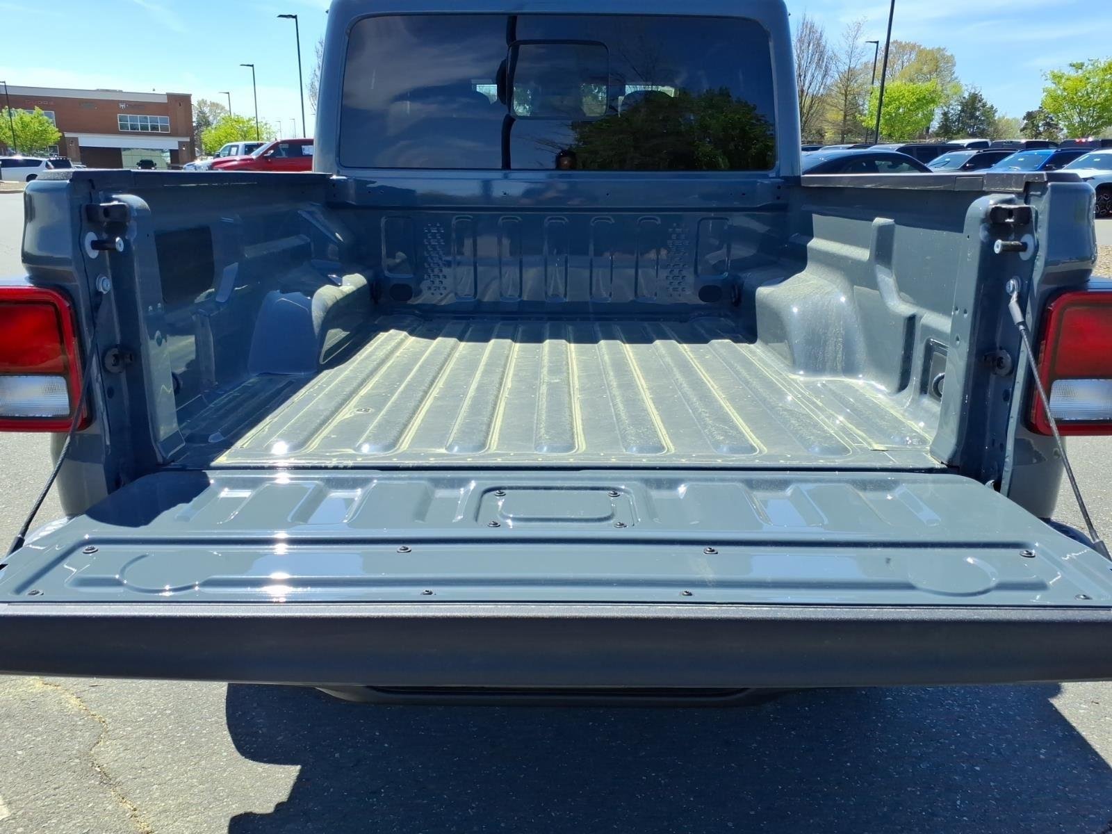 New 2026 Anvil Clear-Coat Exterior Paint Jeep Sahara image 32