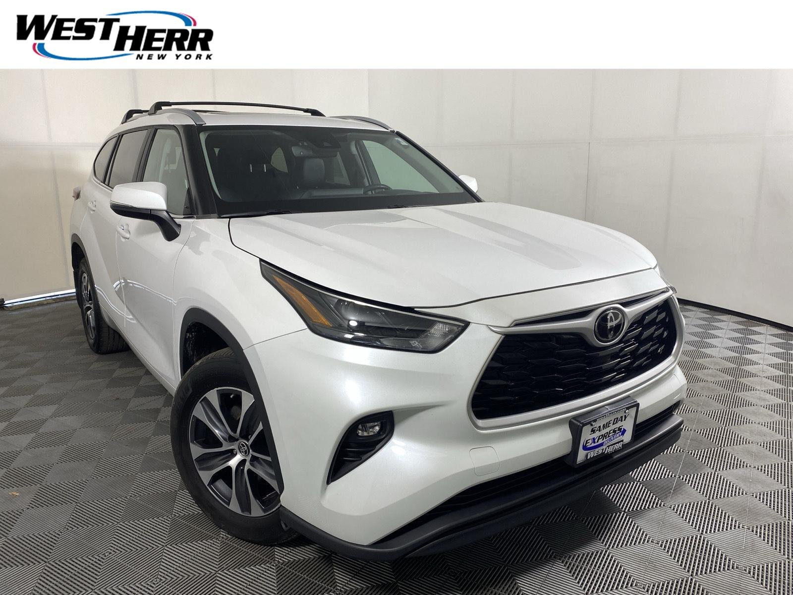 Used 2023 Wind Chill Pearl Toyota XLE image 1