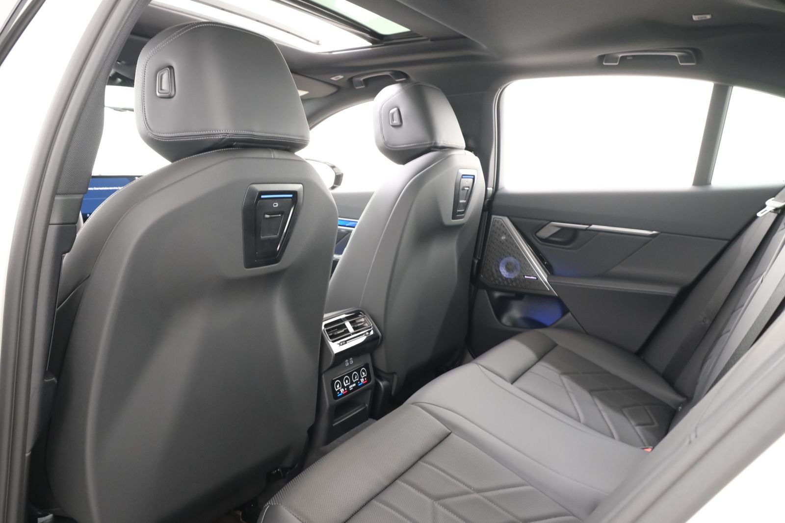2025 BMW i5 M60 - Photo 35