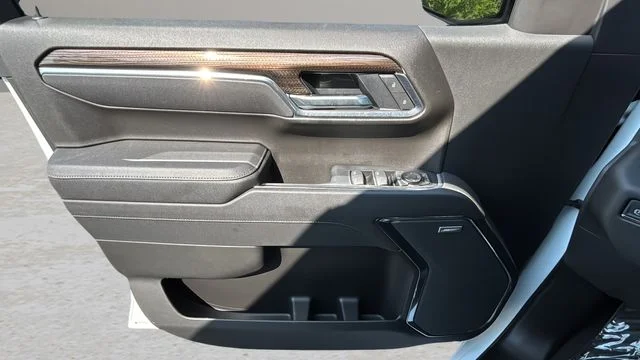 Used 2025 White Chevrolet LT Trail Boss image 17