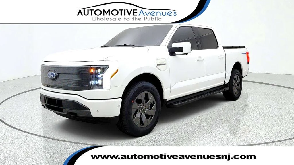 Used 2023 Star White Metallic Tri-Coat Ford LARIAT 4WD SuperCrew 5.5