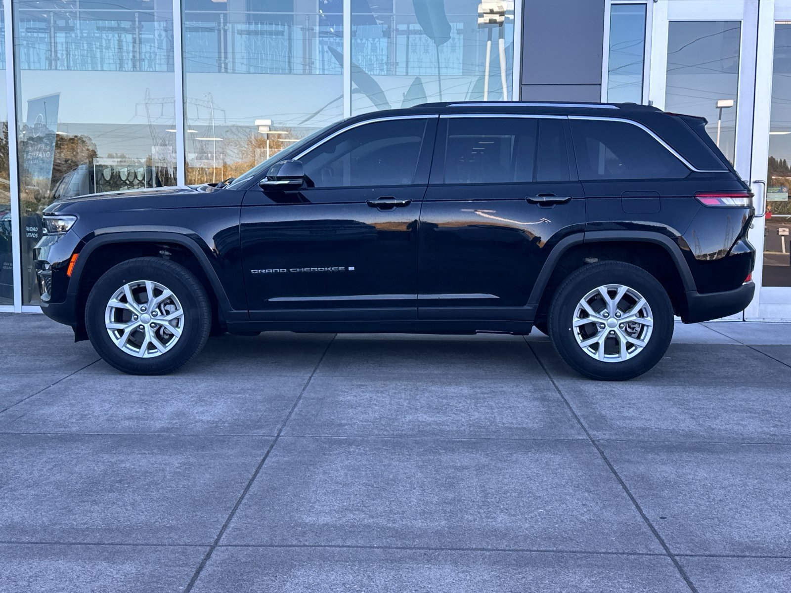 Used 2023 Diamond Black Crystal Pearlcoat Jeep Limited image 7