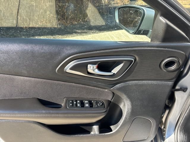 Used 2015 Silver Chrysler Limited image 14