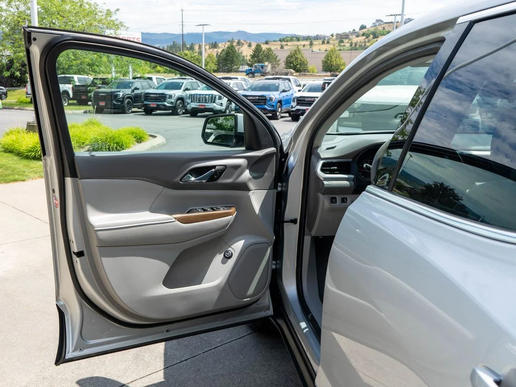 Used 2018 Silver GMC SLE-2 image 17