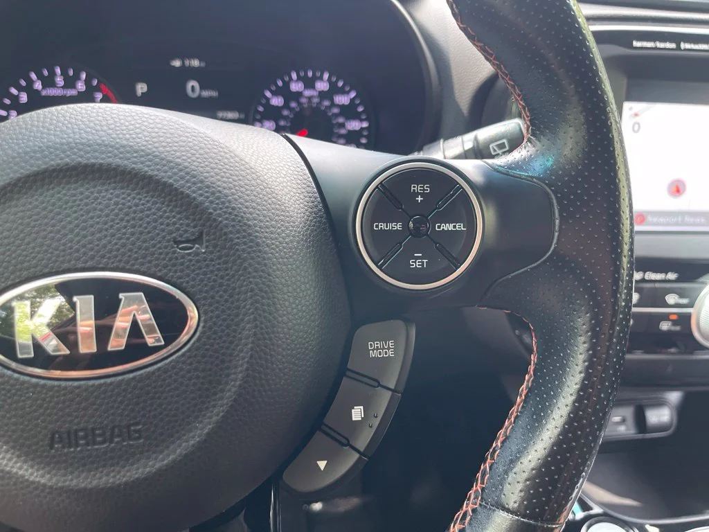Used 2018 Red Kia Exclaim image 21