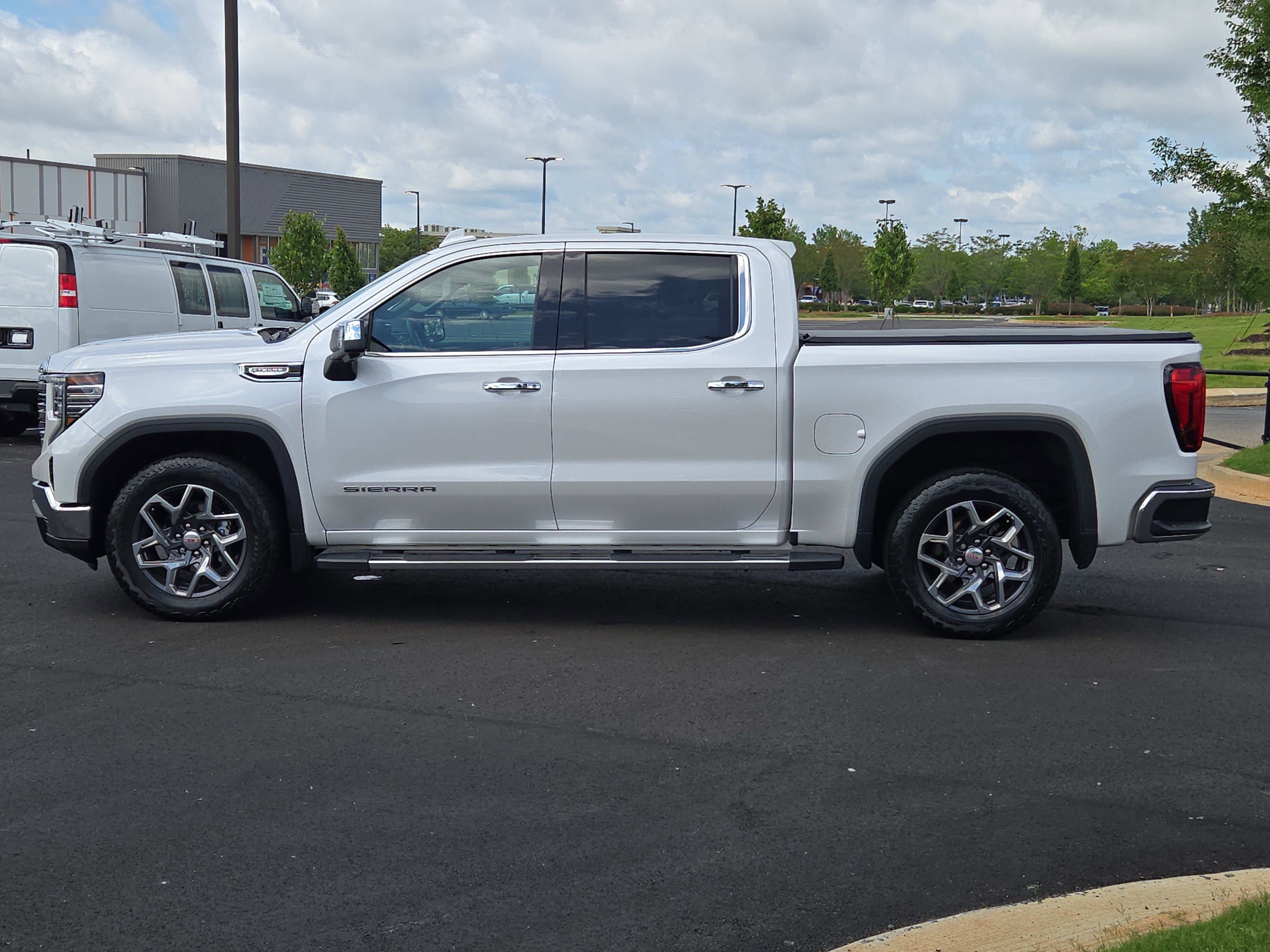 Used 2023 White Frost Tricoat GMC SLT image 15