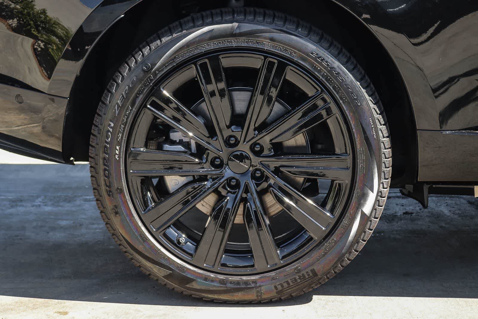 New 2026 Santorini Black Land Rover SE image 7