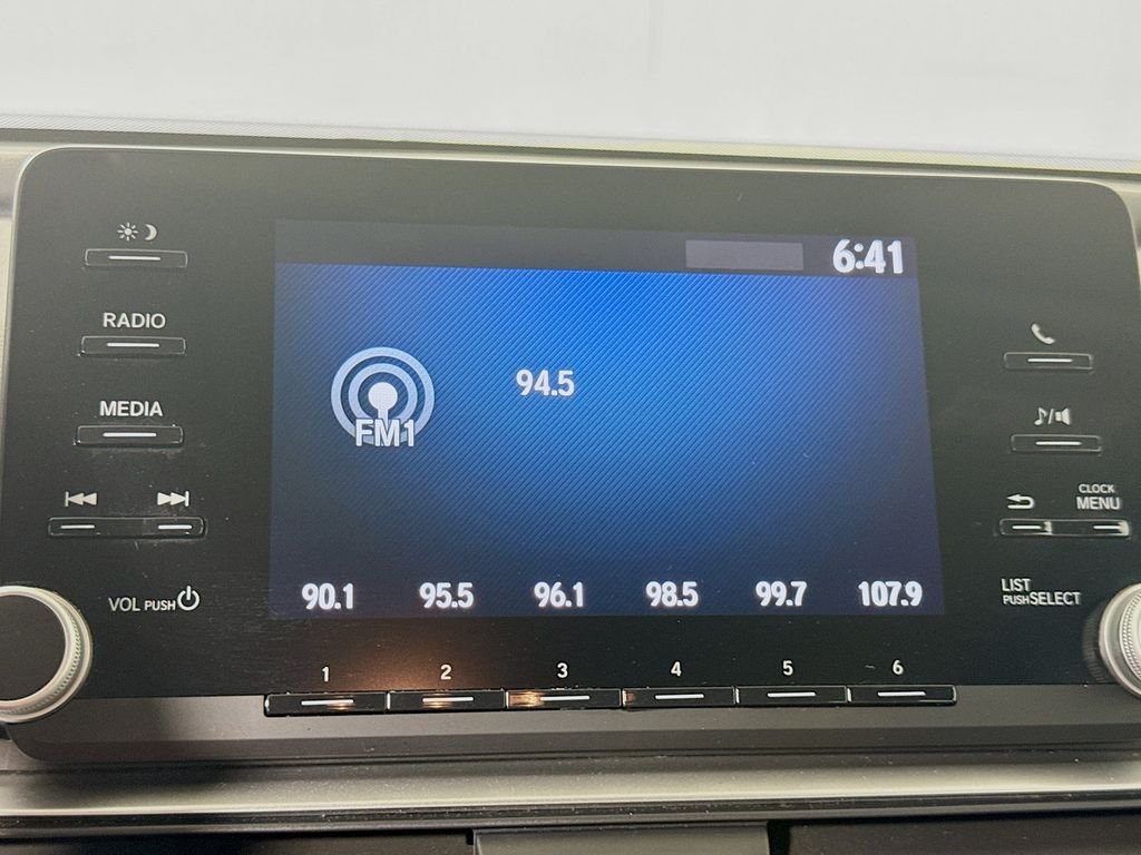 Used 2020 Lunar Silver Metallic Honda LX image 15