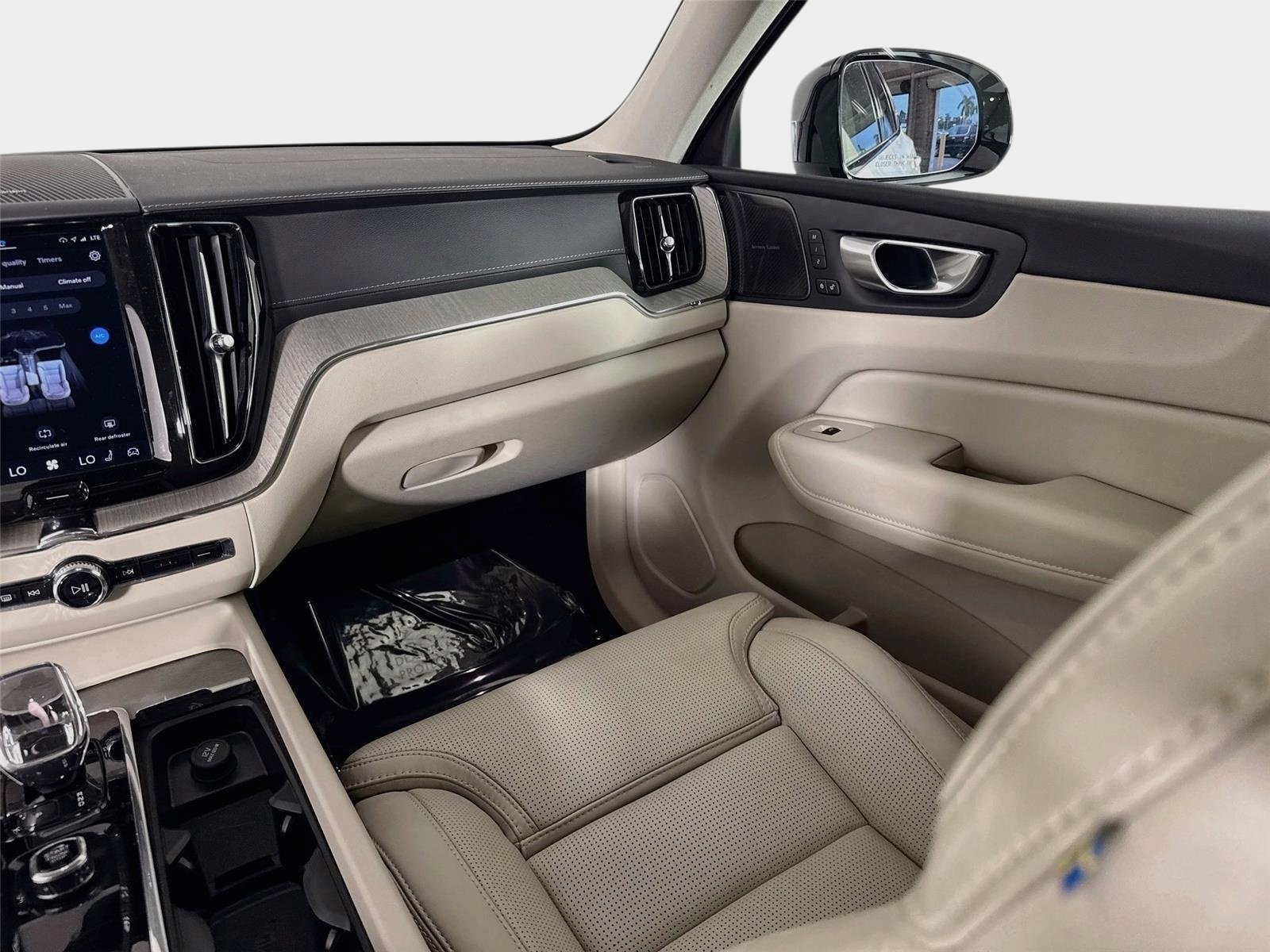 Used 2024 Crystal White Volvo Ultimate Dark Theme image 26