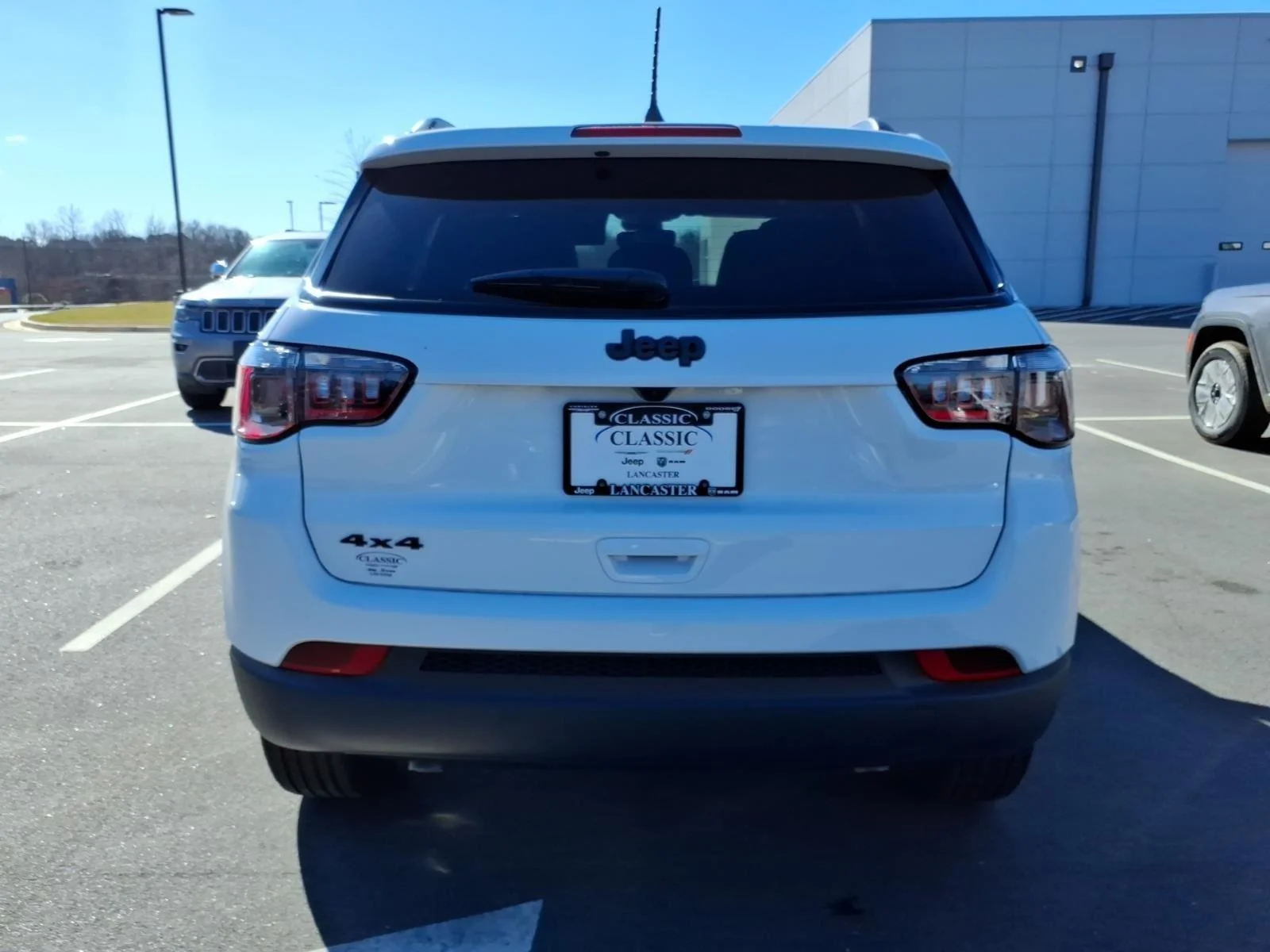 New 2026 Bright White Clear-Coat Exterior Paint Jeep Latitude Altitude image 27