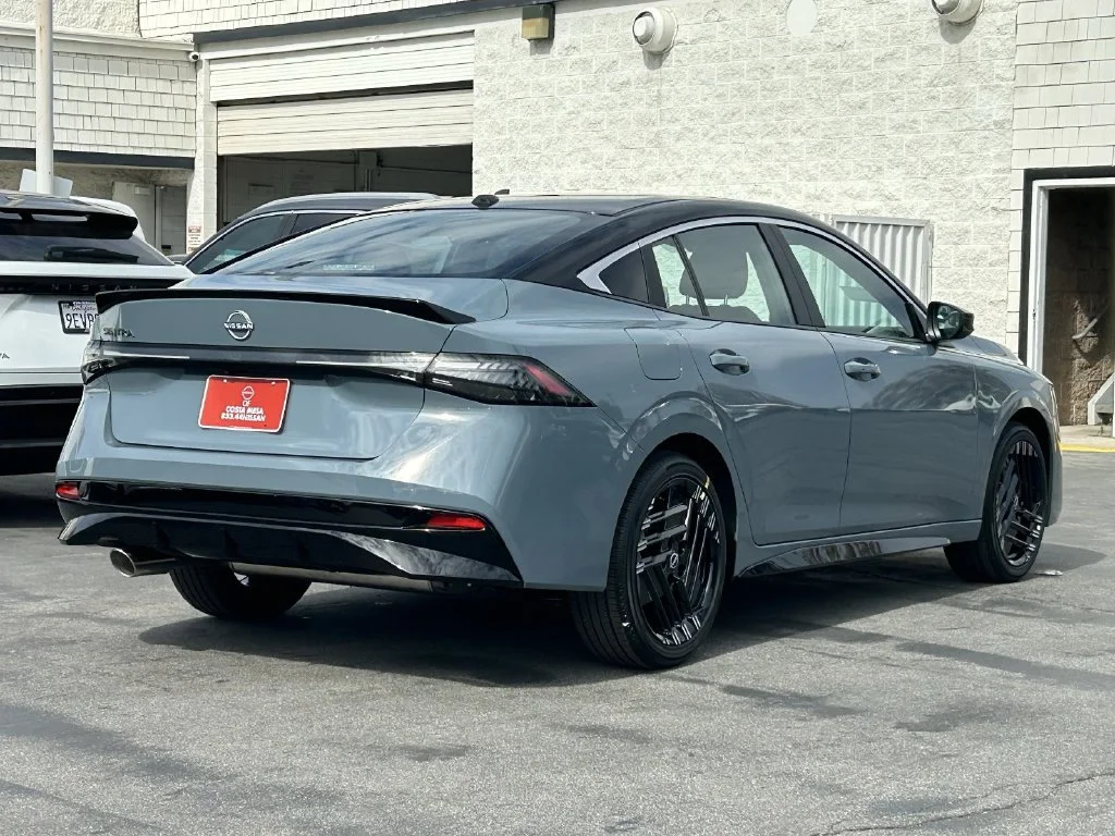 New 2027 Atlantic Gray Metallic / Super Black Two-tone Nissan SR image 4