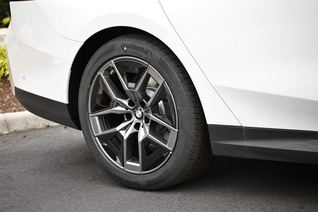 New 2027 Mineral White Metallic BMW 530i xDrive image 6