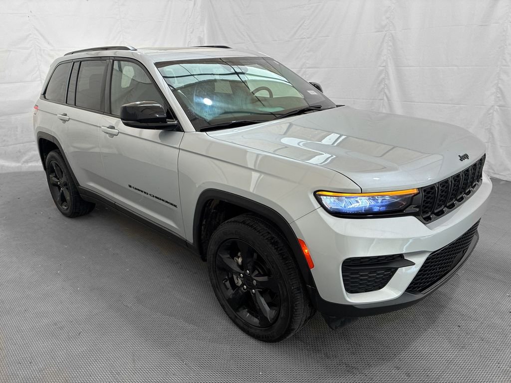 Used 2023 Silver Jeep Altitude X image 10