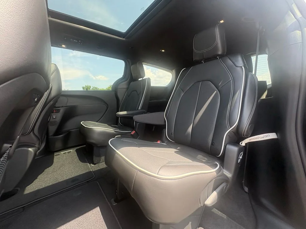 New 2027 Diamond Black Crystal Pearl-Coat Exterior Paint Chrysler Limited image 27