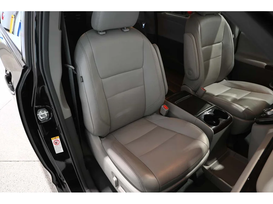 Used 2019 BLACK Toyota XLE Mobility Handicap Van image 16