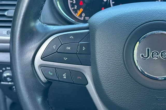 Used 2021 Silver Jeep Laredo E image 29