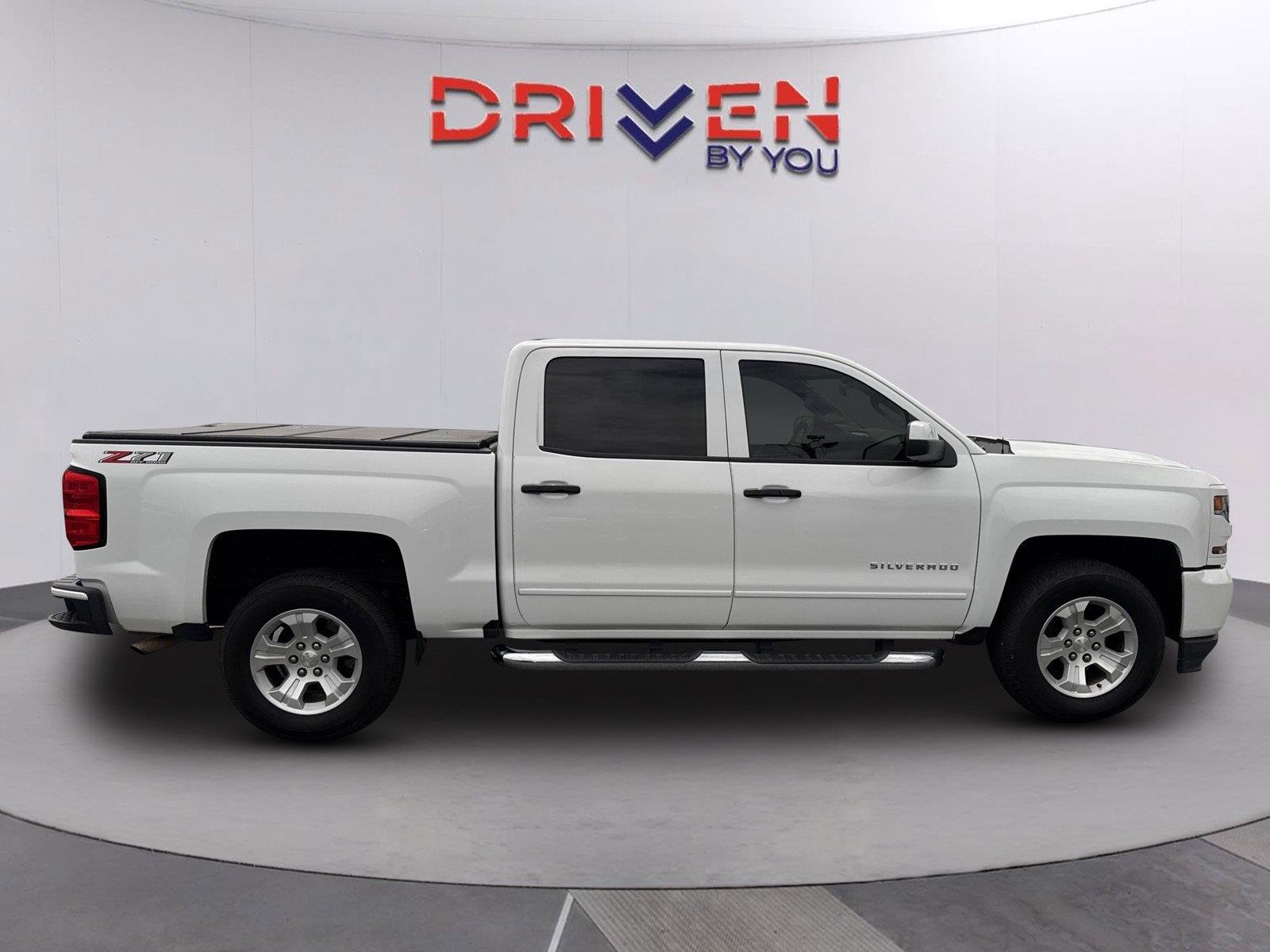 Used 2018 SUMMIT WHITE Chevrolet LT image 3