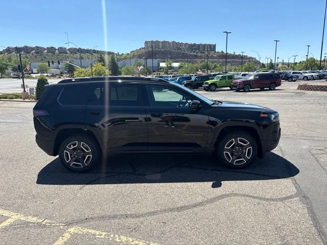 New 2026 Diamond Black Crystal Pearl-Coat Exterior Paint Jeep Laredo image 5