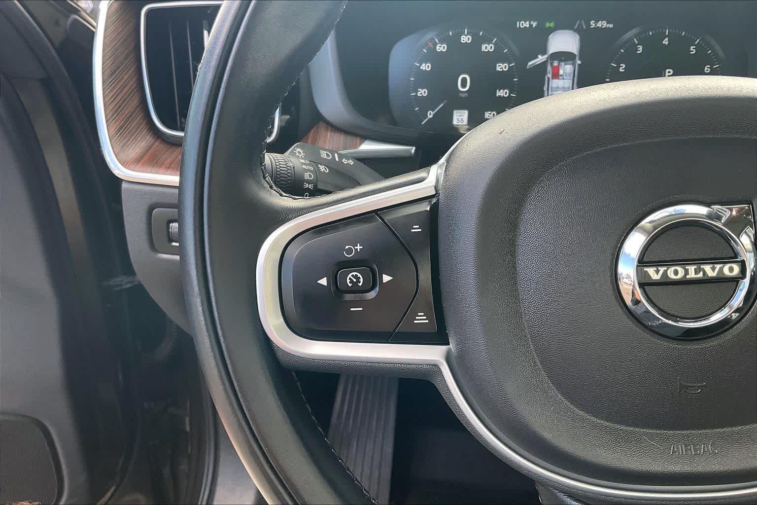 Used 2021  Volvo Momentum image 22