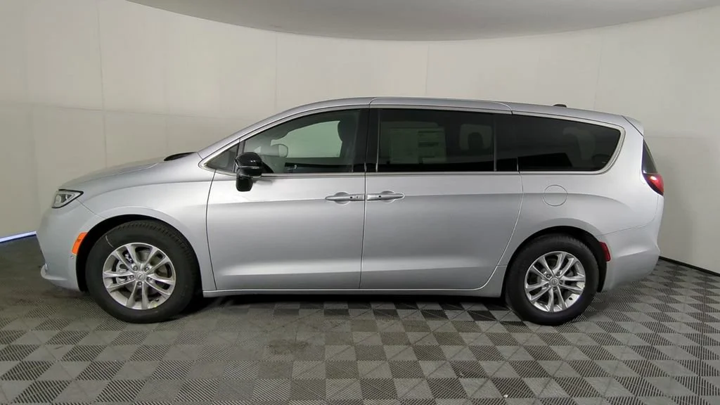 New 2026 Silver Mist Clear-Coat Exterior Paint Chrysler Select image 8