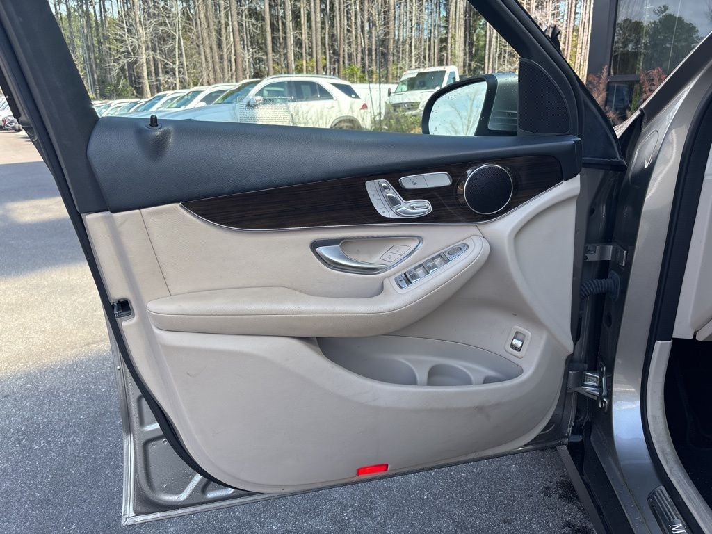 Used 2022 Mojave Silver Metallic Mercedes-Benz GLC 300 image 43