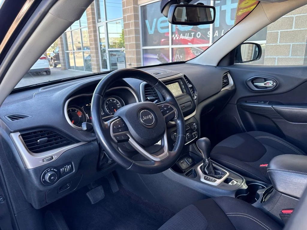 Used 2016 Black Jeep Latitude image 10