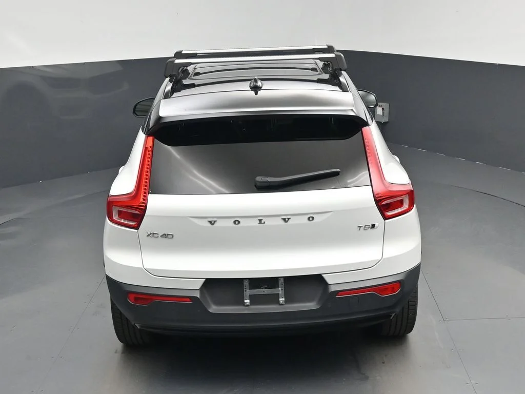 Used 2022 White Volvo R-Design image 23