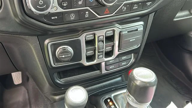 Used 2022 White Jeep Overland image 19