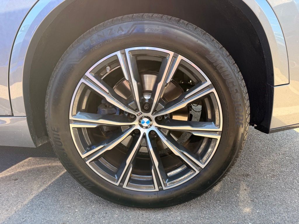 Used 2026 Skyscraper Grey Metallic BMW xDrive40i image 5