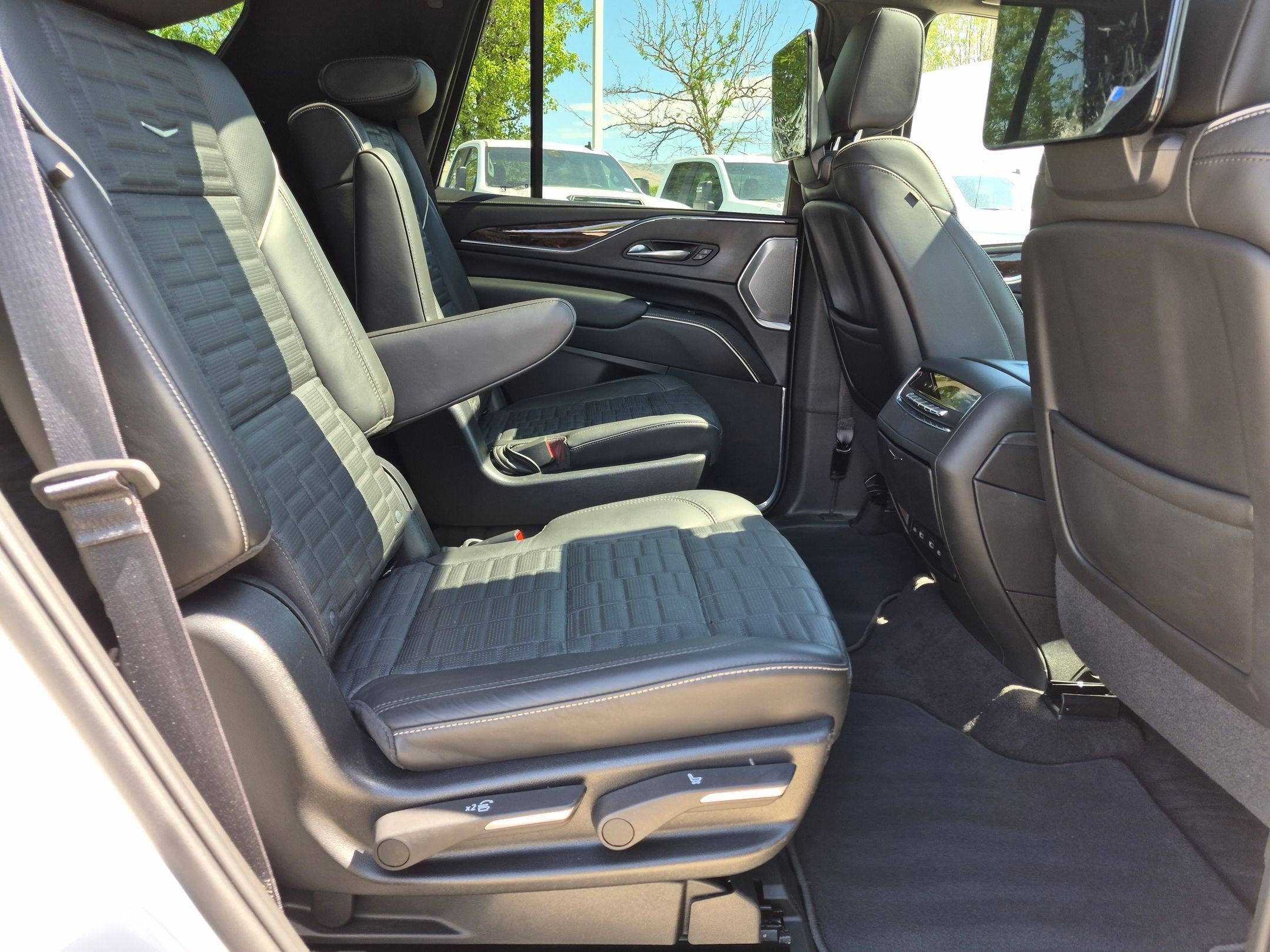 Used 2022 Crystal White Tricoat Cadillac Sport Platinum image 29