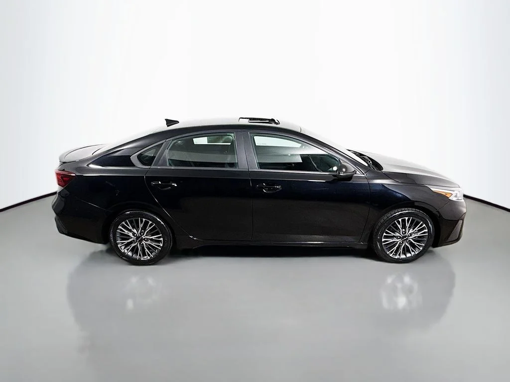 Used 2023 Aurora Black Kia GT-Line image 8