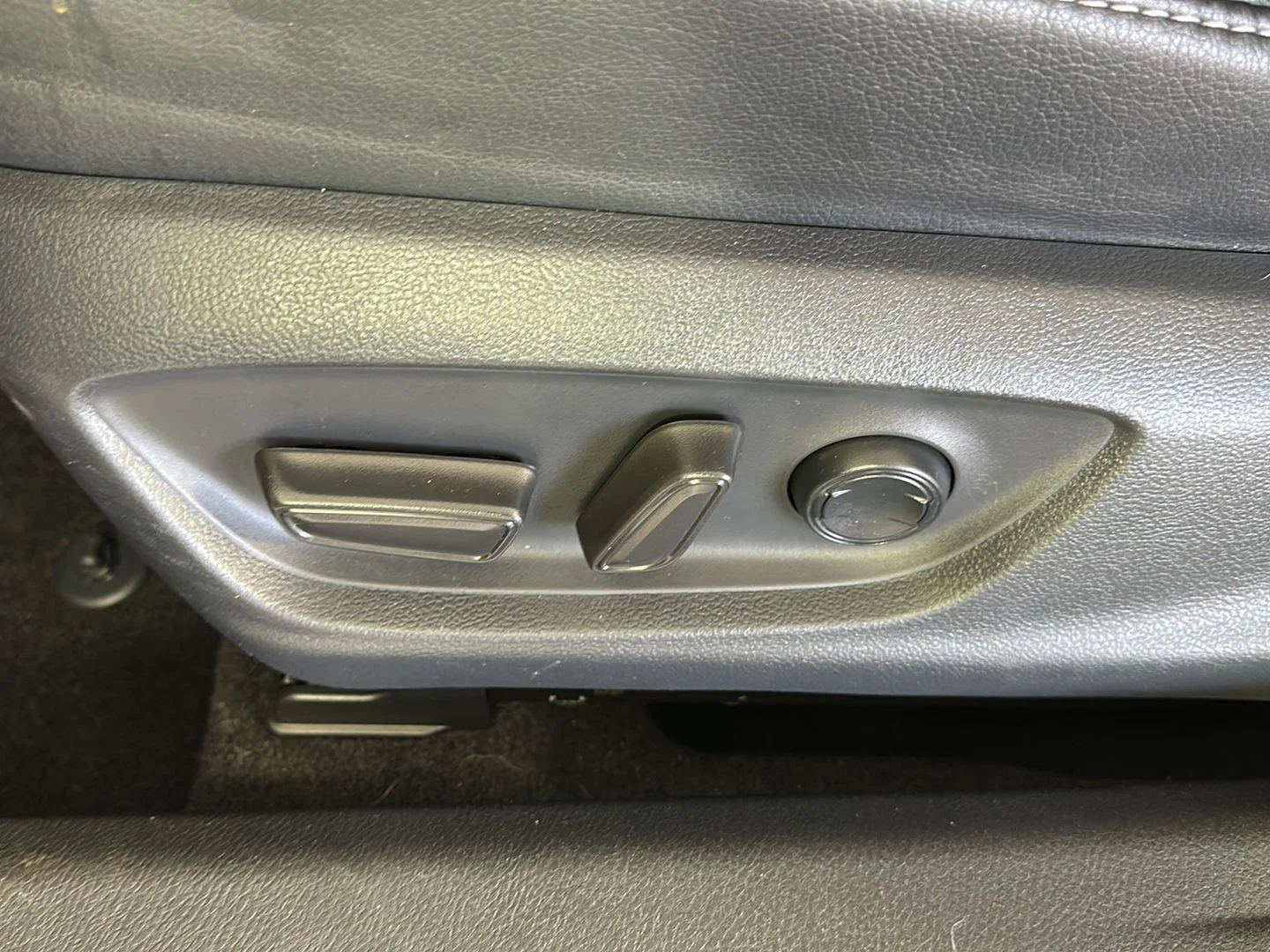 Used 2018 Pearl Toyota XSE image 11