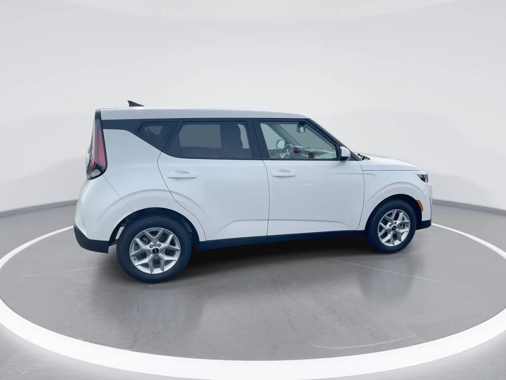 Used 2025 White Kia LX image 9
