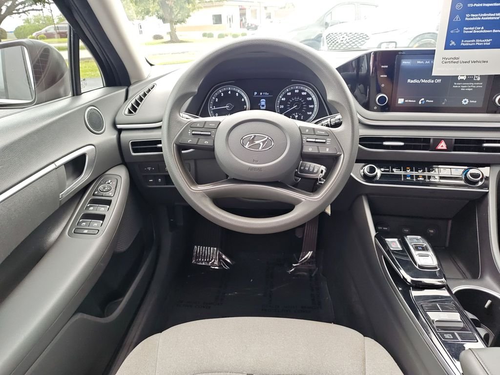 Used 2021 Black Hyundai SE image 16
