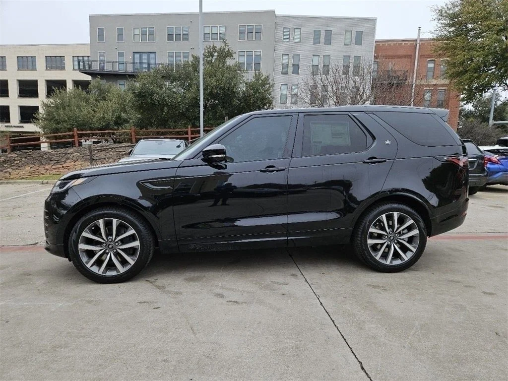 Used 2025 Black Land Rover Dynamic SE image 3