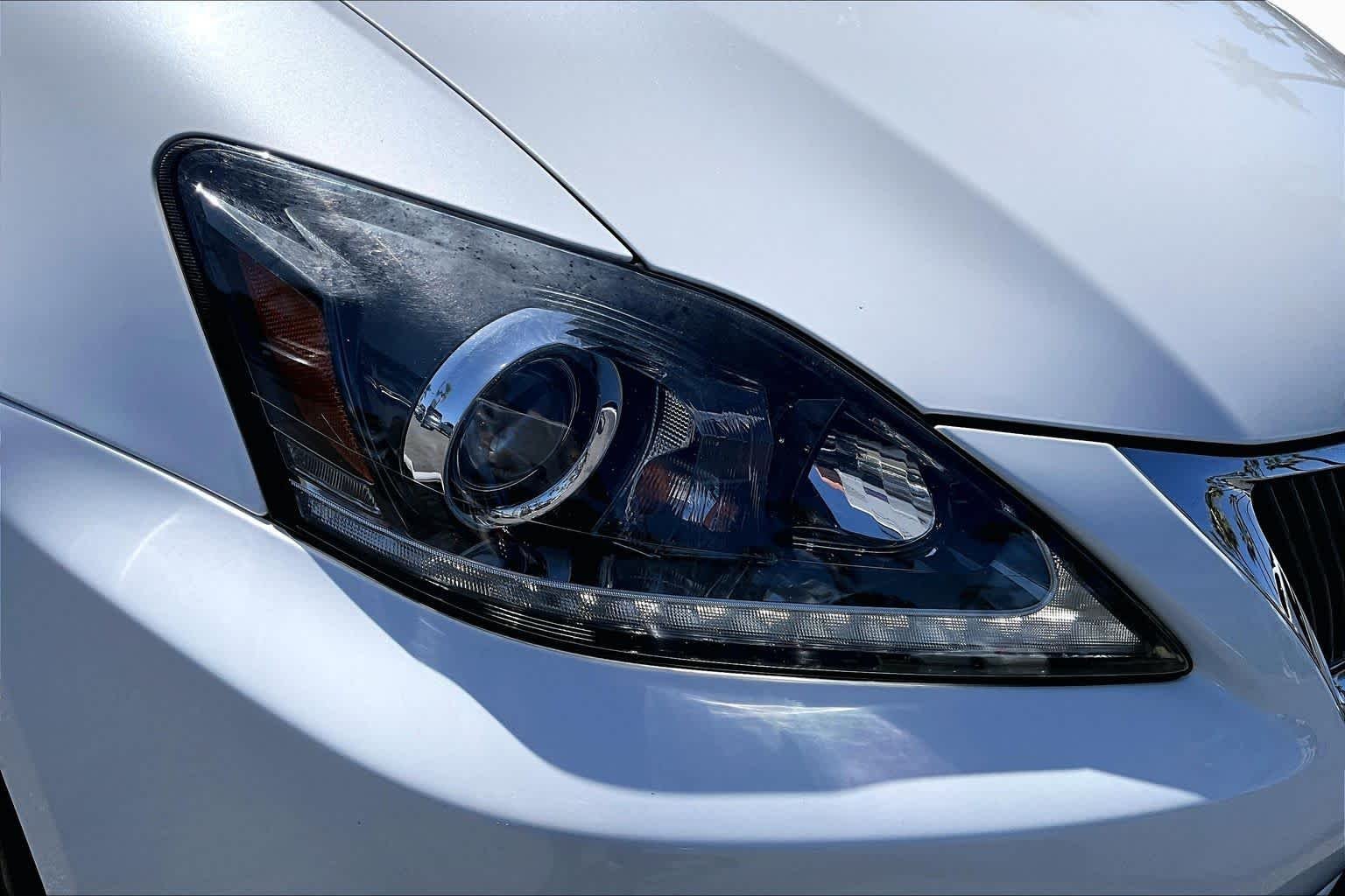 Used 2015 Starfire Pearl Lexus  image 26