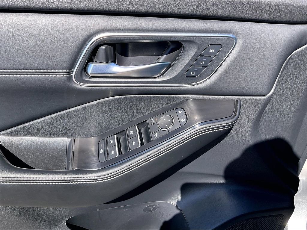 Used 2025 Gun Metallic Nissan Platinum image 39
